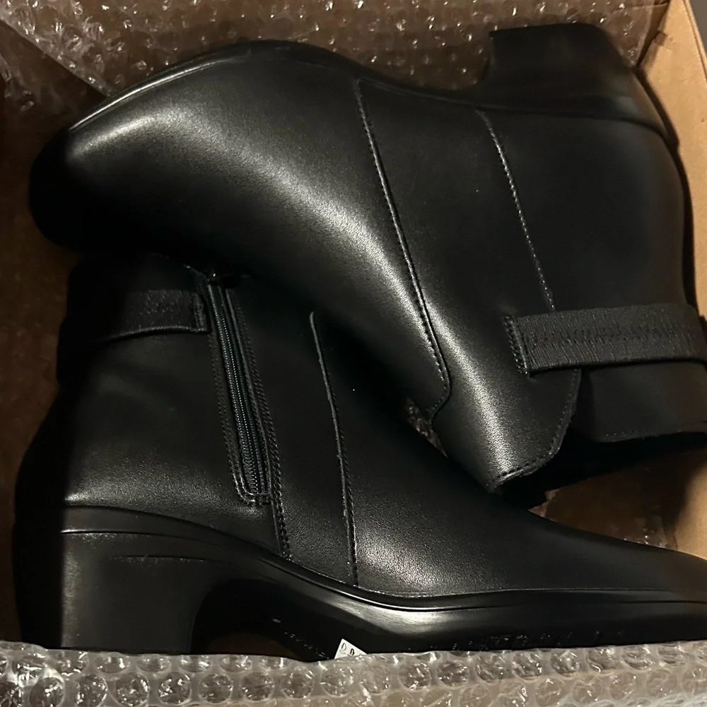 Clark’s Emily Black Leather Ankle  Boots Size 10 NIB